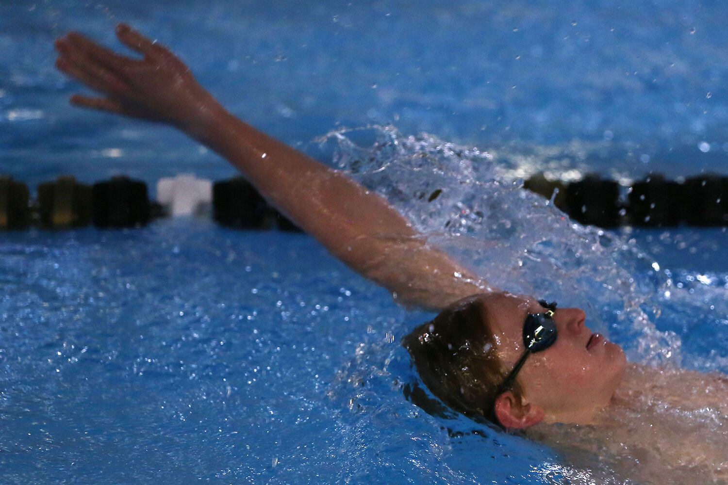 Hamlin Wing pulls himself back toward the blocks